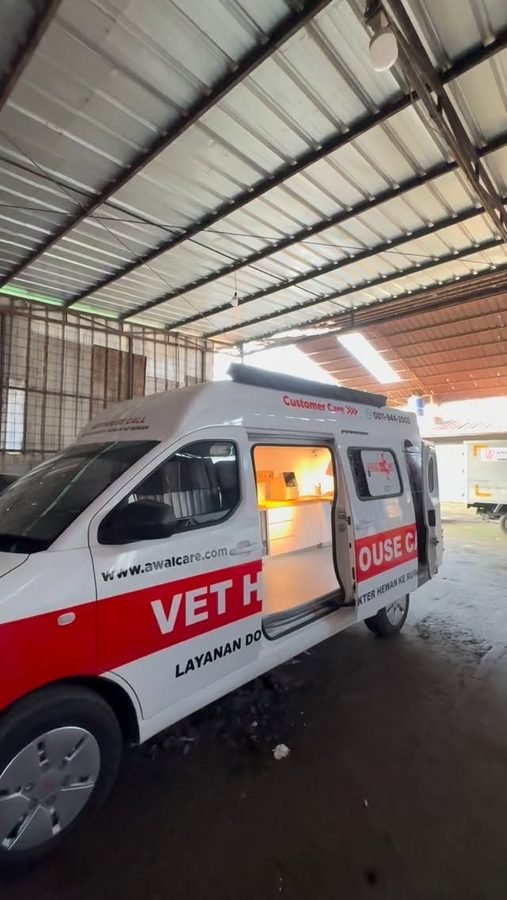 Kendaraan Vet Van dengan pintu samping terbuka