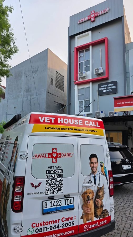 Kendaraan Vet Van Awal Care tampak belakang